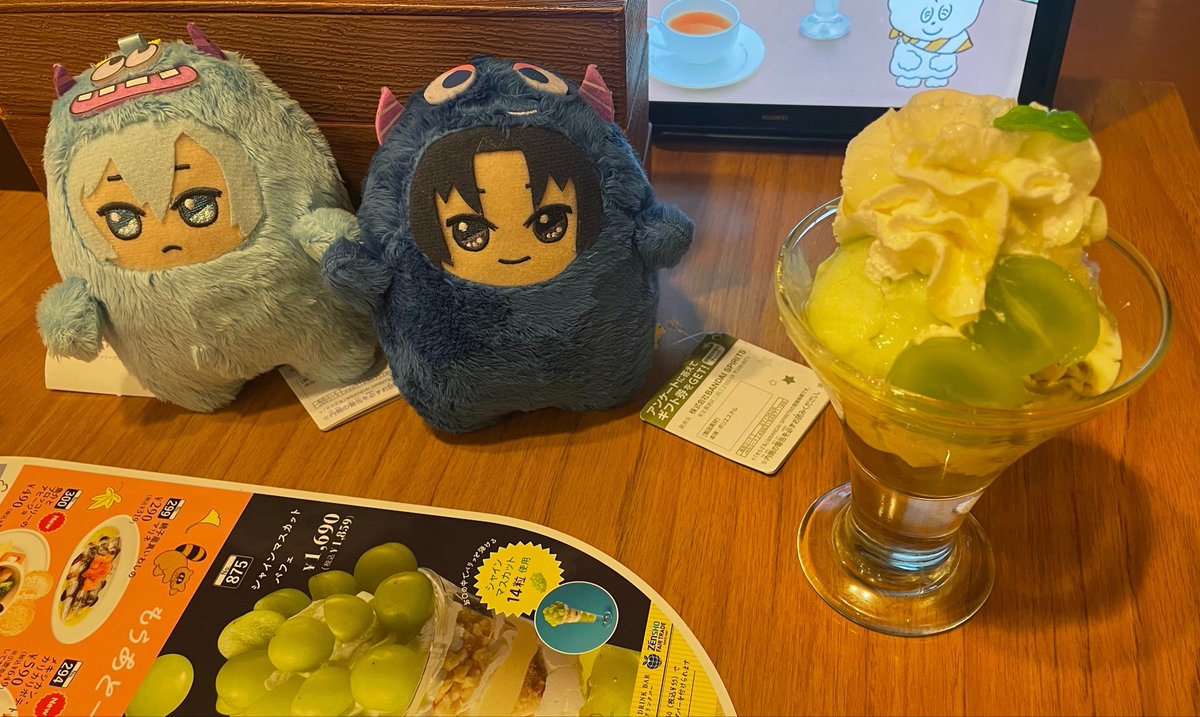 lapin_sh11's tweet photo. コラボの対象メニューじゃないけど普通に食べたくてミニシャインマスカットパフェも頼みました❗️ https://t.co/q1eBCoW2S9