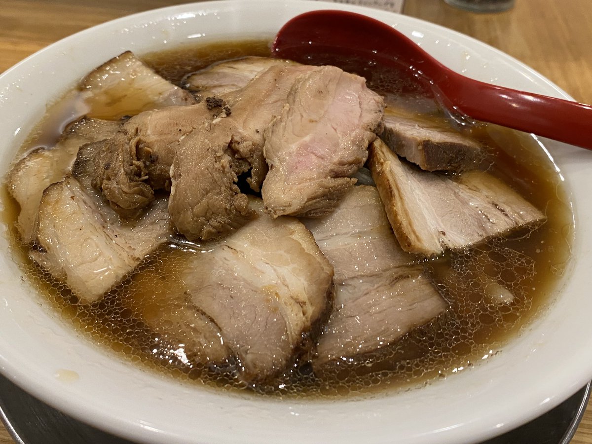 ho_saku's tweet photo. いつ以来か思い出せないくらい久しぶりに出社したので、帰りに歩いて行けるこちらで肉そば醤油。
注文してから製麺する手打ち麺で不揃いな食感が楽しい。
スープは魚介の効いた喜多方風でしっかりした味わい。
ラーメンとしては高いけど、満足の一杯でした。 https://t.co/p9KS5KDPMx