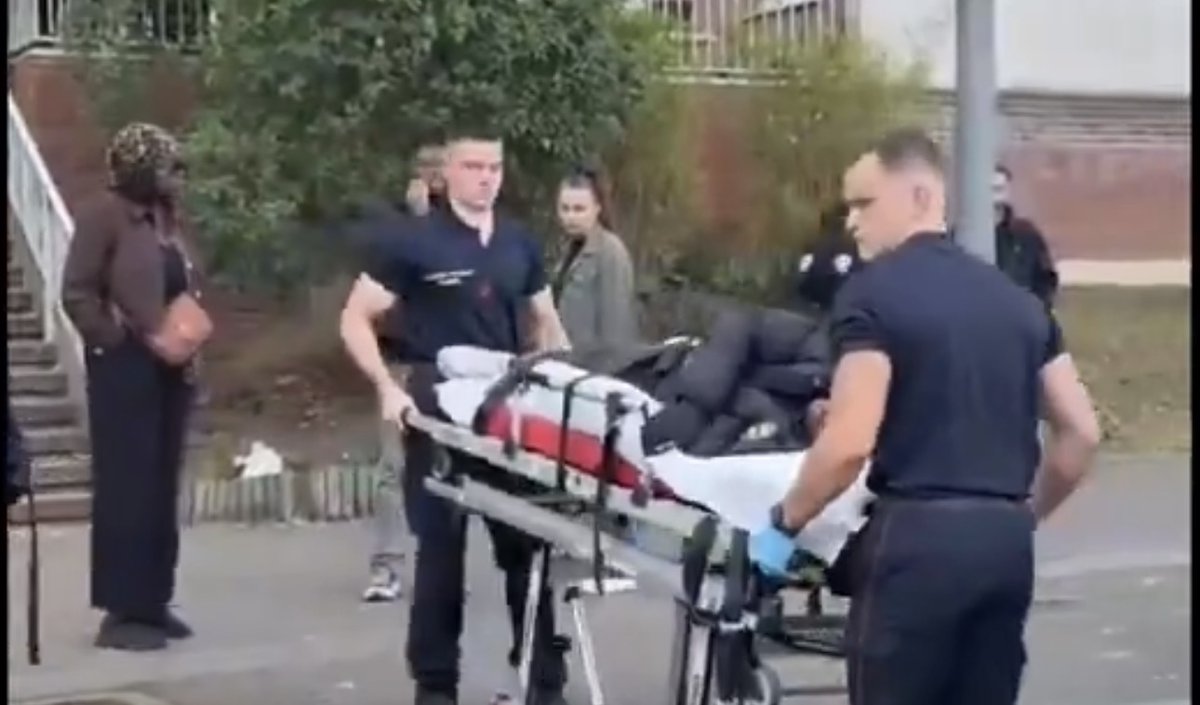 CerfiaFR's tweet photo. 🚨🇫🇷 FLASH | Un élève de Noisy-le-Grand a été victime de convulsions en marge d’une manifestation, et a été évacué vers un hôpital. Selon des témoins, il aurait reçu du gaz lacrymogène au visage et son corps aurait mal réagi. Son état est jugé préoccupant. https://t.co/fFjxyMBc1m