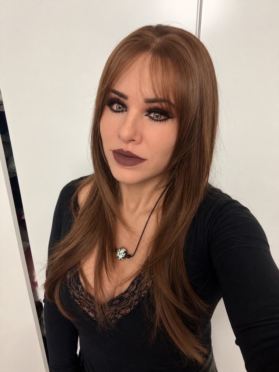 candy_chirs's tweet photo. Finally, sweater weather 🍂
This new skin took forever to arrive, but it was worth the wait. I couldn't hold back, so today I became her: an Eastern European woman around 40, back home after the school run, coffee still warm.
She's quite pleased with how her makeup turned out https://t.co/3O43b3BzD8