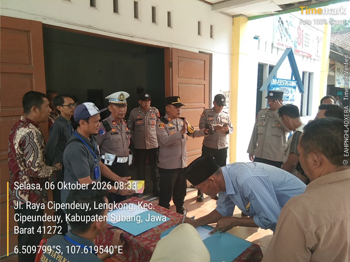 HumassekCpdysbg's tweet photo. Kapolsek Cipeundeuy AKP Udin Awaludin, SH, MH, CPHR pimpin kegiatan pengamanan penetapan balon menjadi calon, penyerahan SK dari panitia kepada Calon, penentuan no urut dan tanda gambar  serta pelaksanaan Deklarasi Damai Desa Lengkong https://t.co/dU3ekfp2cN