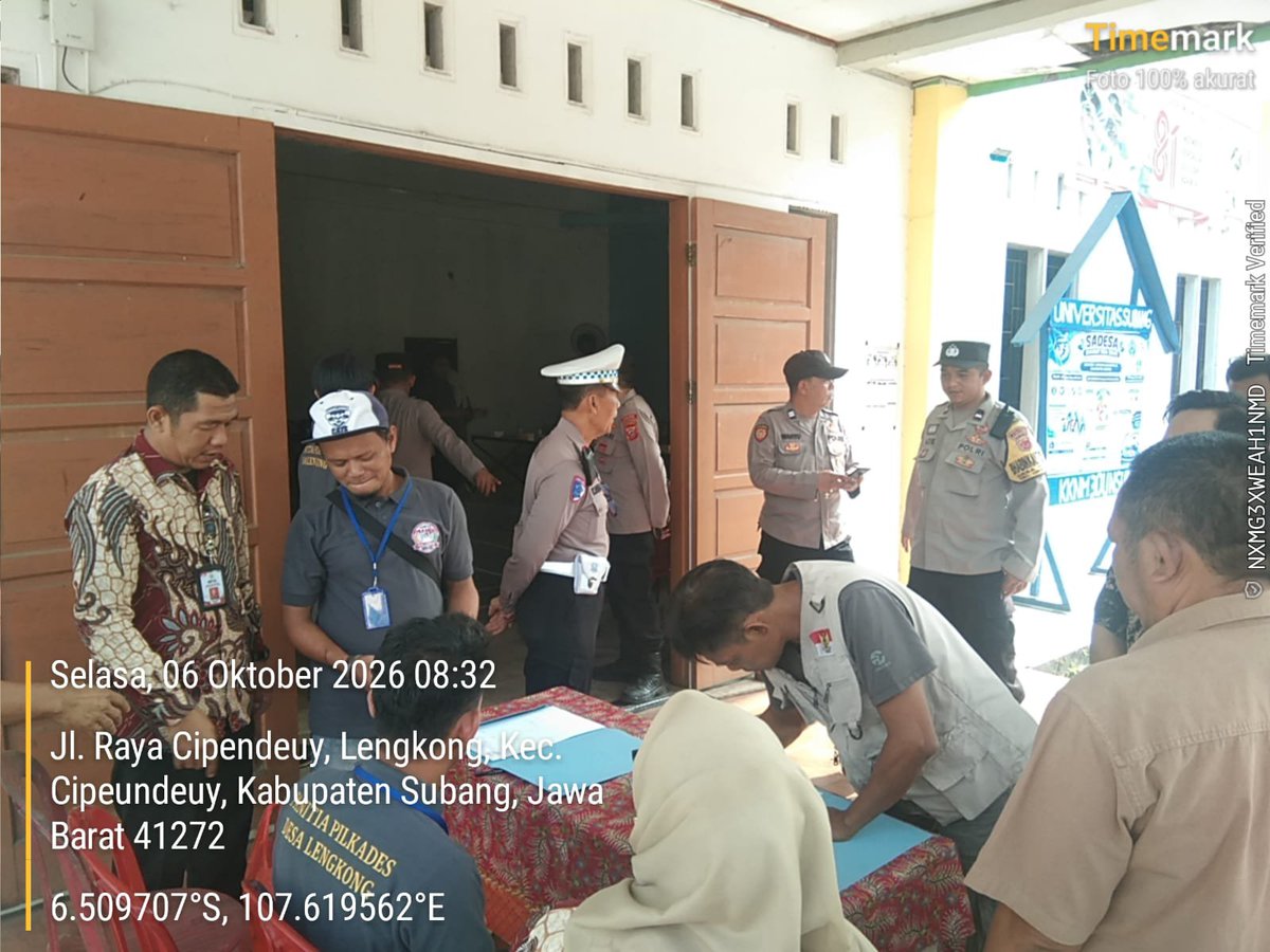 HumassekCpdysbg's tweet photo. Kapolsek Cipeundeuy AKP Udin Awaludin, SH, MH, CPHR pimpin kegiatan pengamanan penetapan balon menjadi calon, penyerahan SK dari panitia kepada Calon, penentuan no urut dan tanda gambar  serta pelaksanaan Deklarasi Damai Desa Lengkong https://t.co/dU3ekfp2cN