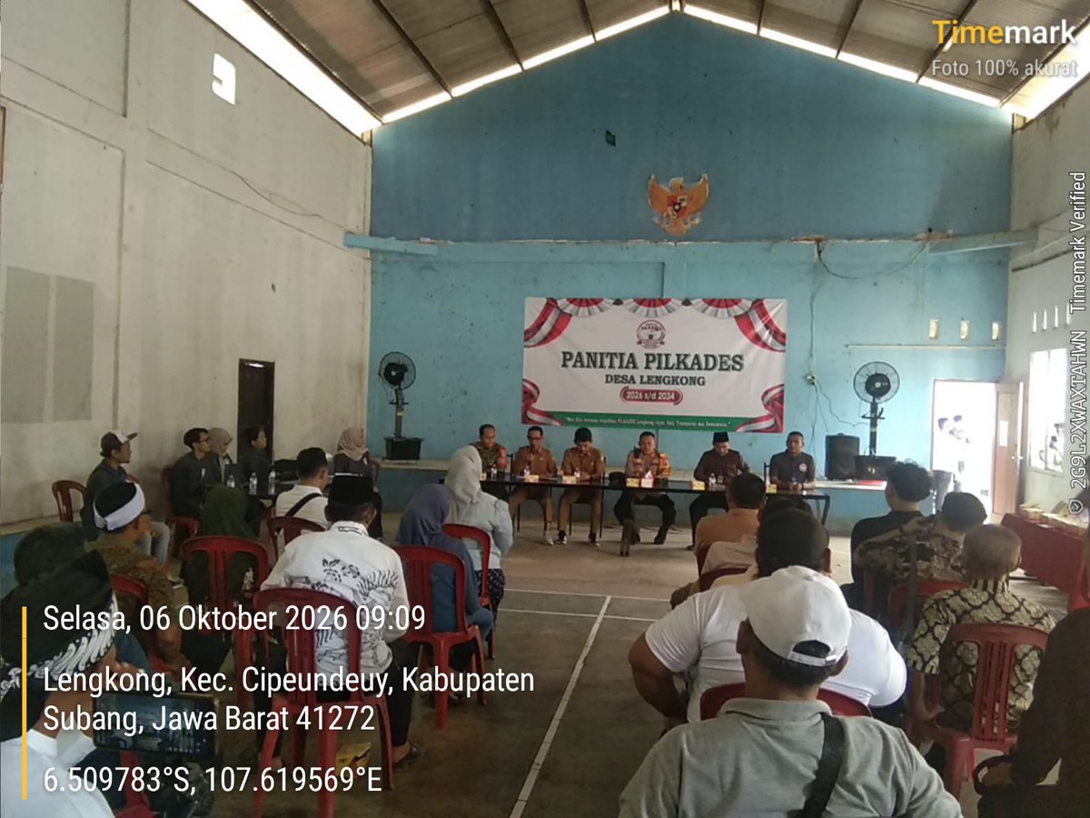 HumassekCpdysbg's tweet photo. Kapolsek Cipeundeuy AKP Udin Awaludin, SH, MH, CPHR pimpin kegiatan pengamanan penetapan balon menjadi calon, penyerahan SK dari panitia kepada Calon, penentuan no urut dan tanda gambar  serta pelaksanaan Deklarasi Damai Desa Lengkong https://t.co/dU3ekfp2cN