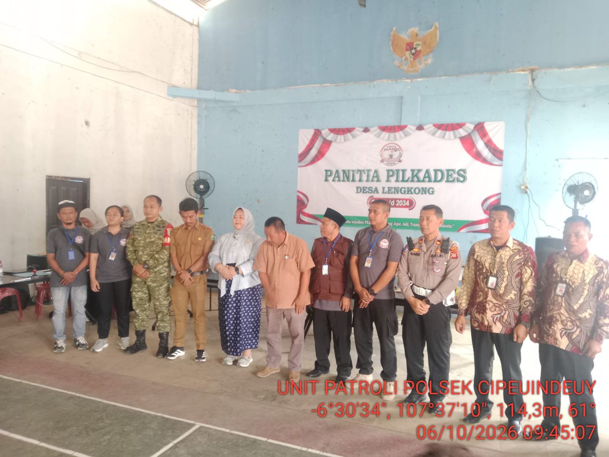 HumassekCpdysbg's tweet photo. Kapolsek Cipeundeuy AKP Udin Awaludin, SH, MH, CPHR pimpin kegiatan pengamanan penetapan balon menjadi calon, penyerahan SK dari panitia kepada Calon, penentuan no urut dan tanda gambar  serta pelaksanaan Deklarasi Damai Desa Lengkong https://t.co/dU3ekfp2cN