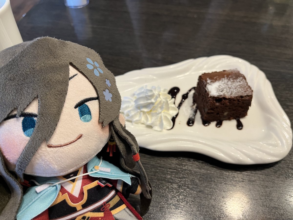 sigeeee_mo's tweet photo. お友達とランチ食べられたし、かねさんも一緒でうれしいし、姉からプレゼントで可愛いリップもらいました🤍
しあわせな誕生日だ🕺🕺🕺 https://t.co/gkwffoYJIt