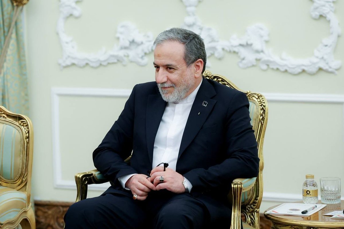 m_h_mohammadi's tweet photo. استیضاح عراقچی که امروز در سامانه مجلس ثبت شد، تنها اسراییل و آمریکا و برخی دنباله روهای آنها را در داخل خوشحال می‌کند.
واقعا در کجای دنیا در چنین شرایطی، صف اول جدال دیپلماتیک یک کشور با دشمن را به استیضاح می‌کشانند؟ نشانه از این روشن تر؟ https://t.co/77pUszhrSA