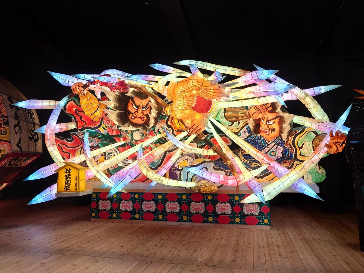 ym0502's tweet photo. ホテルで青森県内の夏祭りを演じるイベントが。
五所川原の立佞武多はさすがに23mもあるから映像だったけど、弘前、青森、八戸の山車は実際のもの。
写真ではわかりにくいけど、どれも大きく荘厳。八戸の三社大祭は実際に観たことあって、その迫力と壮大さを息子に力説したわ(左から弘前、青森、八戸) https://t.co/VcoECaHVs0