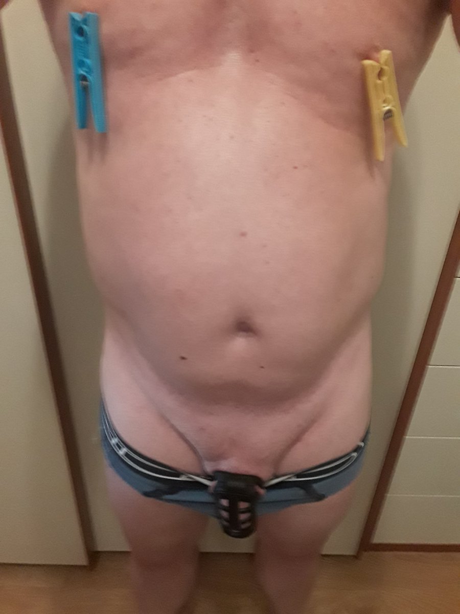 MDslave2010's tweet photo. Day 6 # Lockoctober 
Oggi la mia Padrona @MDarkshine mi ha ordinato di portare tutto il giorno due mollette sui capezzoli, fanno un male atroce ma sto resistendo per lei
#chastitychage https://t.co/NN74tlqbSr