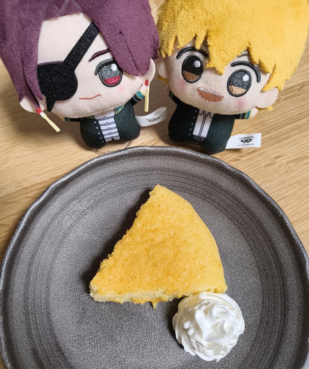 elli2ji's tweet photo. ヨーグルトケーキですすおうさん！
ぺったこんだね！でも美味しいねにれくん！！ https://t.co/QM1YBp4ucF