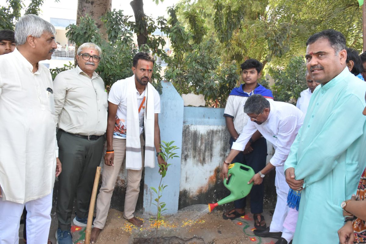 airnews_abad's tweet photo. #Gujarat #SabarKantha #SevaSankalpAbhiyaan #Plantaion #SaveEnvironment
ઇડરના ઉમેદગઢ ખાતે કેબિનેટ મંત્રી નરેશ પટેલે વારાણસીથી વડનગરની બાઈક યાત્રાનું ભવ્ય સ્વાગત કર્યું
મંત્રી અને મહાનુભાવોએ વૃક્ષારોપણ કરી પર્યાવરણ જાગૃતિનો સંદેશો આપ્યો
#AIRPics : યોગેશ સથવારા https://t.co/l3tBmsxSbT