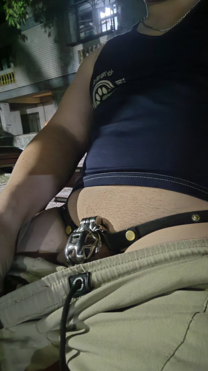 darkcat1437's tweet photo. Locktober (6/31)🔒

今天是野外暴露狗狗
要不是旁邊有很多人在跳廣場舞
真的想再多脫一點嗷

#賤狗 #貞操鎖 #locktober https://t.co/zezBSeRluA