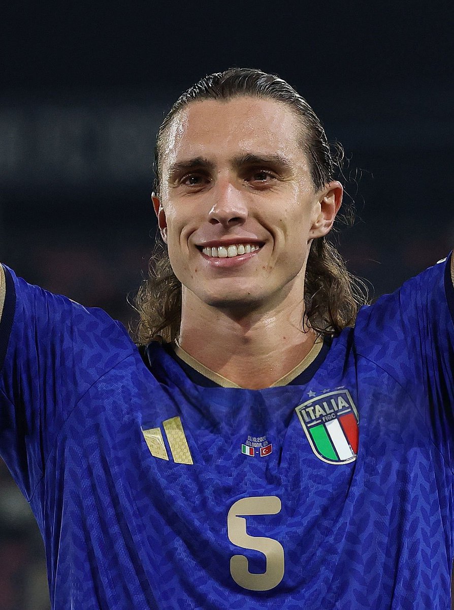CalafioriFiles's tweet photo. Not gonna lie, seeing Richy smiling like that and looking genuinely happy makes us so happy too! [📸: Claudio Villa] #Calafiori #Azzurri https://t.co/vRLpoevD1I