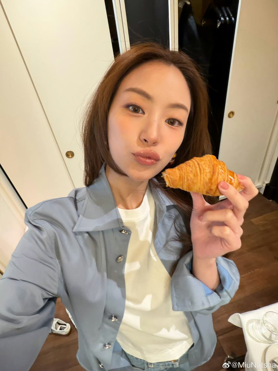 miunatsha_fans's tweet photo. หมิวจิ๋วที่เอนจอยอีทติ้งที่ฉุดดด

[WEIBO] 261006
MiuNatsha : yumyum😋 

#CHANELSS27xLenaMiu
#MiuNatsha
#CHANELSpringSummer 
#CHANEL #PFW https://t.co/sZsF9BwJ88