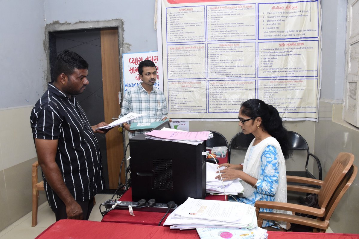 airnews_abad's tweet photo. #HealthCheckup #BankingServices
#Tapi ના વ્યારામાં નગરપાલિકા કક્ષાનો 12મો #SewaSetu કાર્યક્રમ યોજાયો
નાગરિકો માટે નિઃશુલ્ક આરોગ્ય તપાસણી કેમ્પ અને બેંકિંગ સેવાઓ પણ ઉપલબ્ધ કરાવવામાં આવી
જેનો મોટી સંખ્યામાં લોકોએ લાભ મેળવ્યો
@infotapigog24
#AIRPics : નીરવ કંસારા https://t.co/bEquo6tyfV