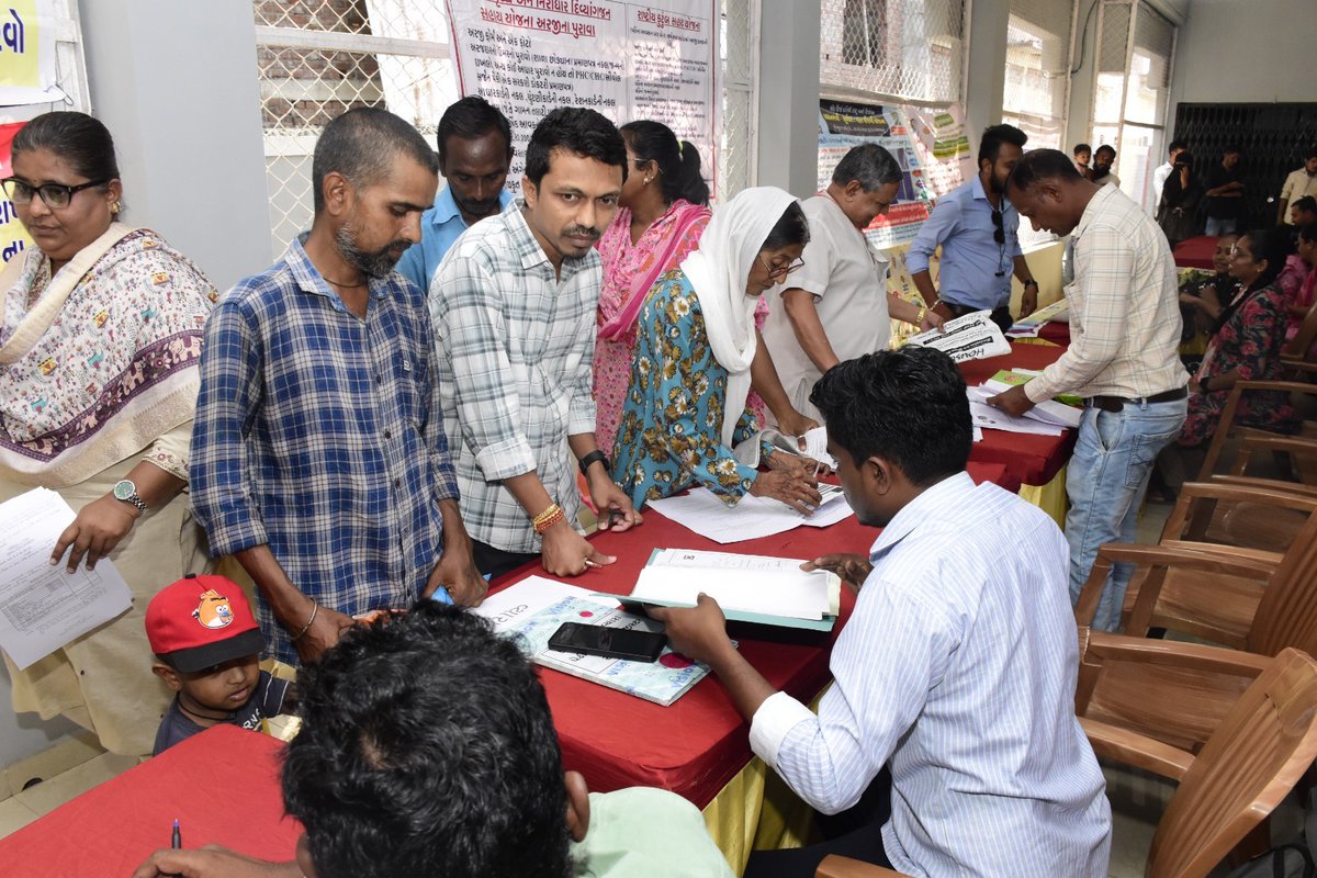 airnews_abad's tweet photo. #HealthCheckup #BankingServices
#Tapi ના વ્યારામાં નગરપાલિકા કક્ષાનો 12મો #SewaSetu કાર્યક્રમ યોજાયો
નાગરિકો માટે નિઃશુલ્ક આરોગ્ય તપાસણી કેમ્પ અને બેંકિંગ સેવાઓ પણ ઉપલબ્ધ કરાવવામાં આવી
જેનો મોટી સંખ્યામાં લોકોએ લાભ મેળવ્યો
@infotapigog24
#AIRPics : નીરવ કંસારા https://t.co/bEquo6tyfV