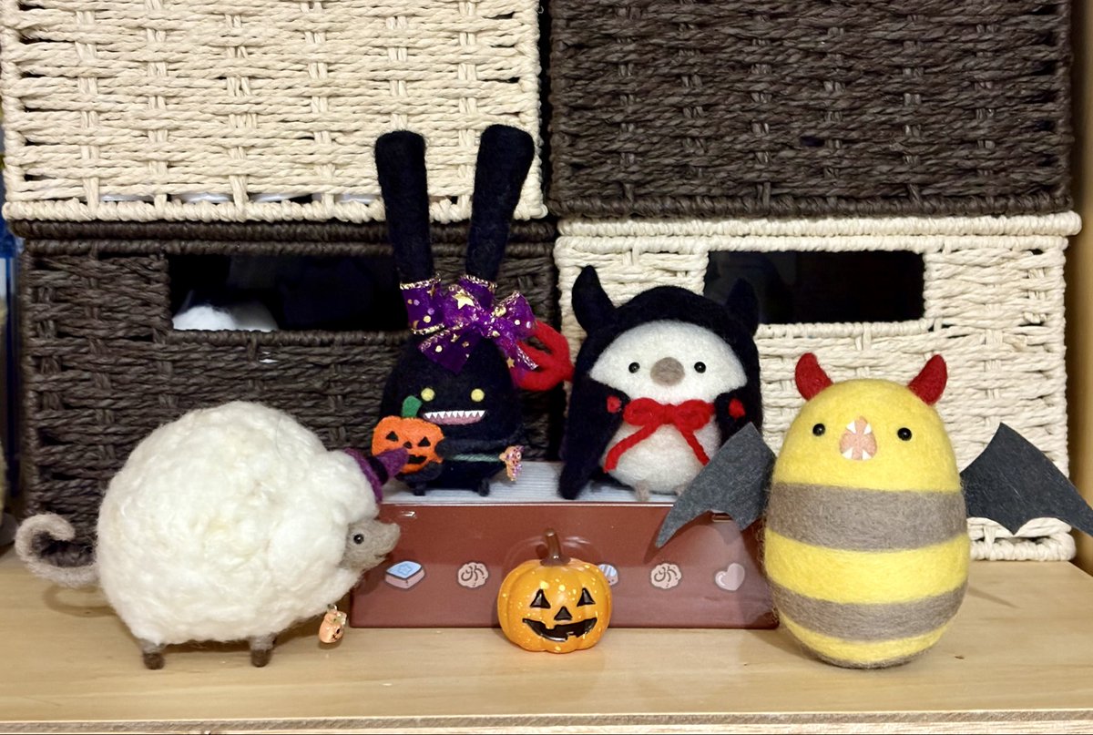 yupotte's tweet photo. 今回のファンフェスは女子4人で参加するので、全員分の推しを作りました。
キーホルダーの予定だったけど、でかくて重いのでぶら下げられなくなりました＾＾

#羊毛フェルト
#リアルクラフター https://t.co/vs1EBHk337