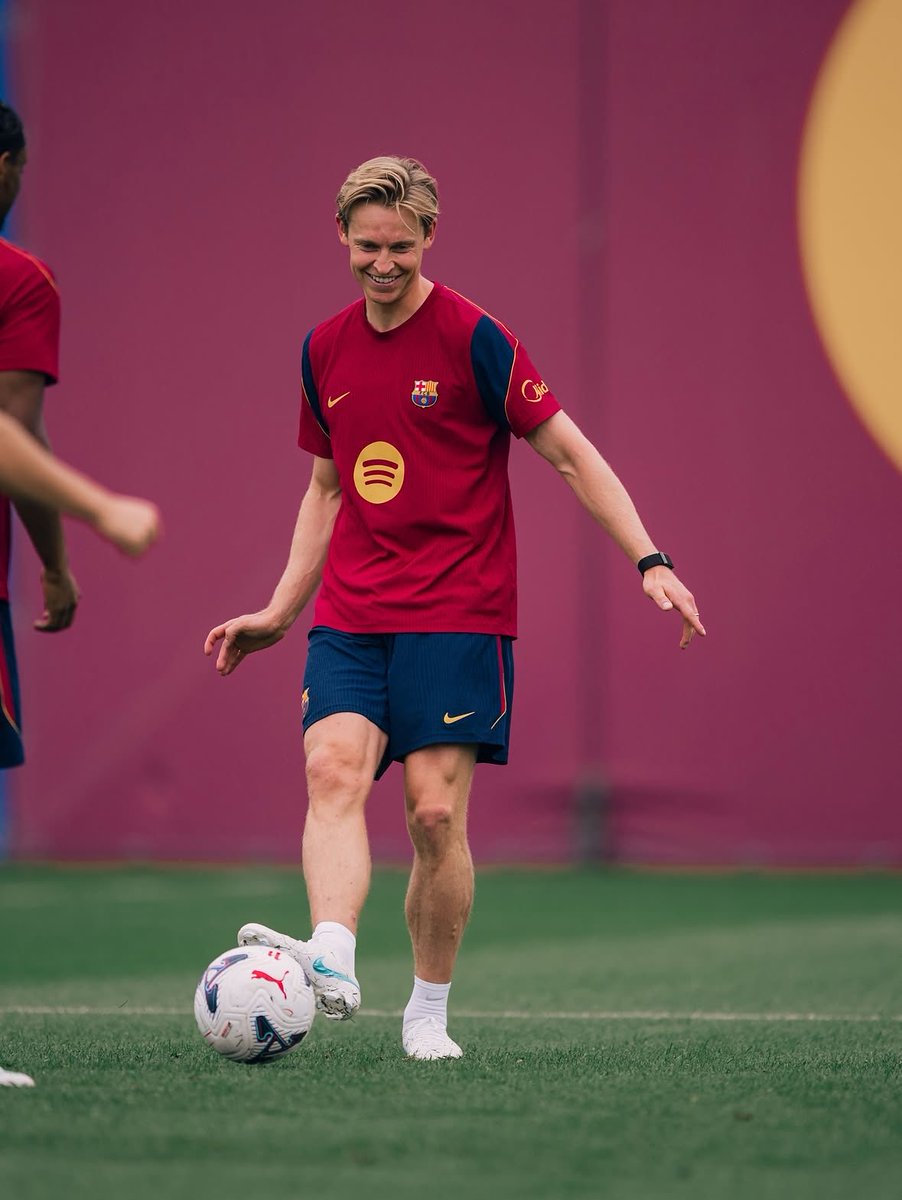 F21World's tweet photo. Frenkie de Jong completed his first training session since his injury and left the training facilities feeling very positive. The Dutch midfielder continues to make progress in his recovery, and is expected to receive medical clearance within a week.✅ @monfortcarlos https://t.co/CQAtc9Tvtl