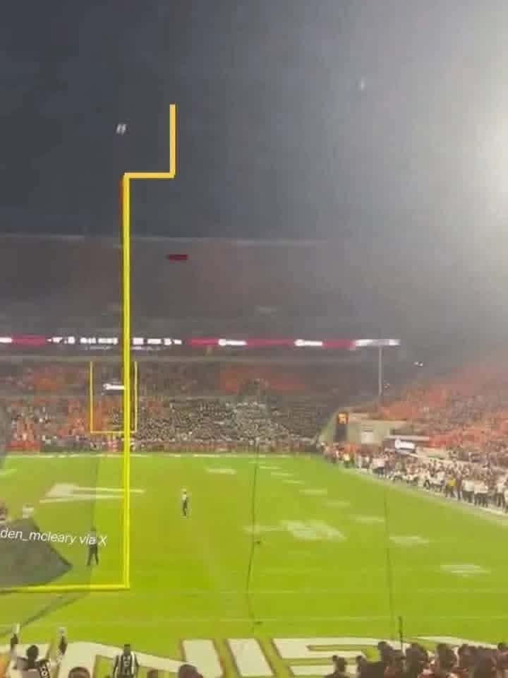 Ochotexto19's tweet photo. How Virginia Tech fans saw the field goal …. https://t.co/K7HcyhZ7QH