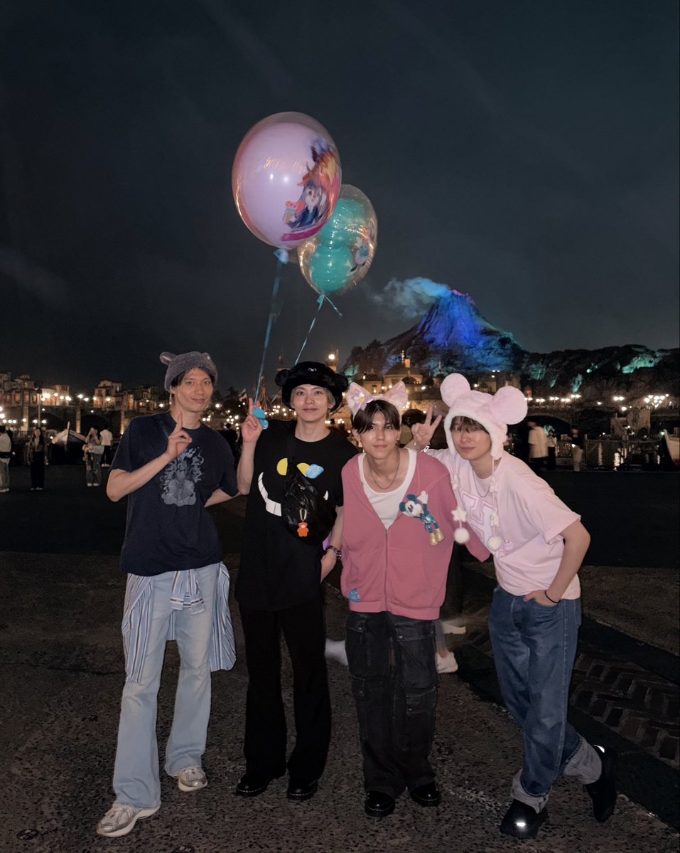yukia_takano's tweet photo. ブクロと先生でディズニーシーいてきました🐭 https://t.co/qOsf9NcaYg
