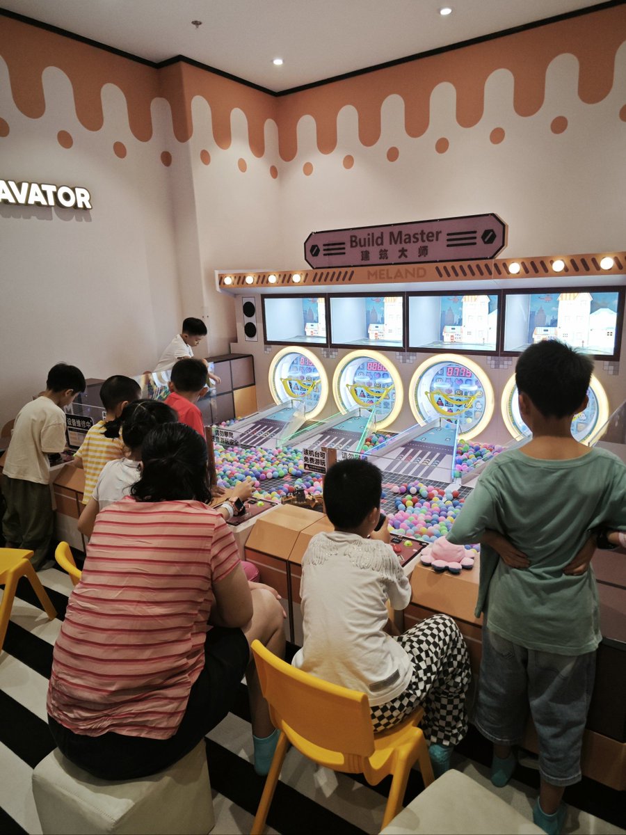 Khalilhmida3's tweet photo. Just spotted a fun scene with people doing eyebrow-lifting and cheek-squishing game at the mall! Super lively vibe today~ https://t.co/RKi7MnBwNd