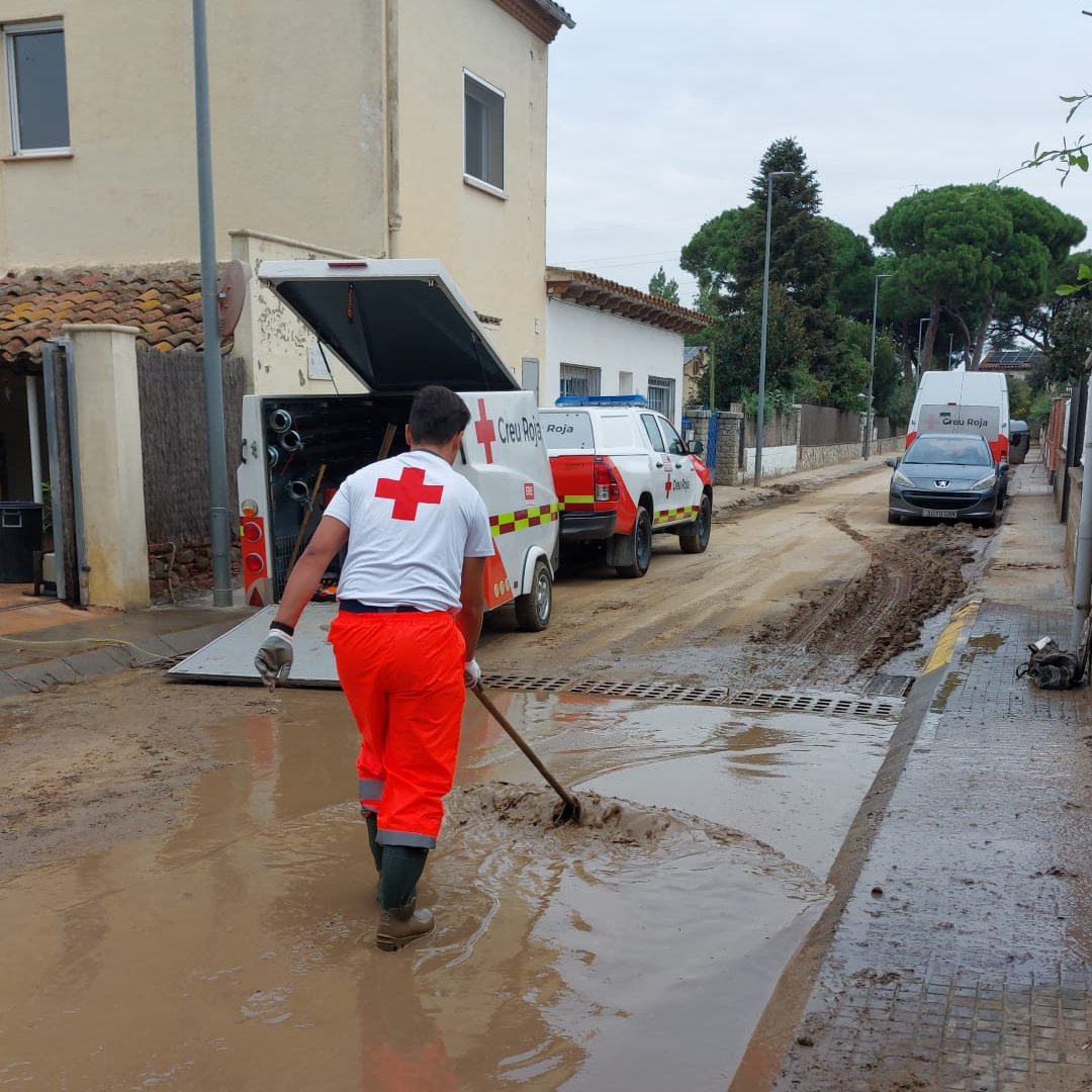 CreuRojaCAT's tweet photo. 🔴Continuem treballant sobre el terreny per donar suport a les persones afectades i col·laborar en les tasques de recuperació després de l’episodi de pluges torrencials.

⚠️Emergència #INUNCAT https://t.co/One3CM1WLz
