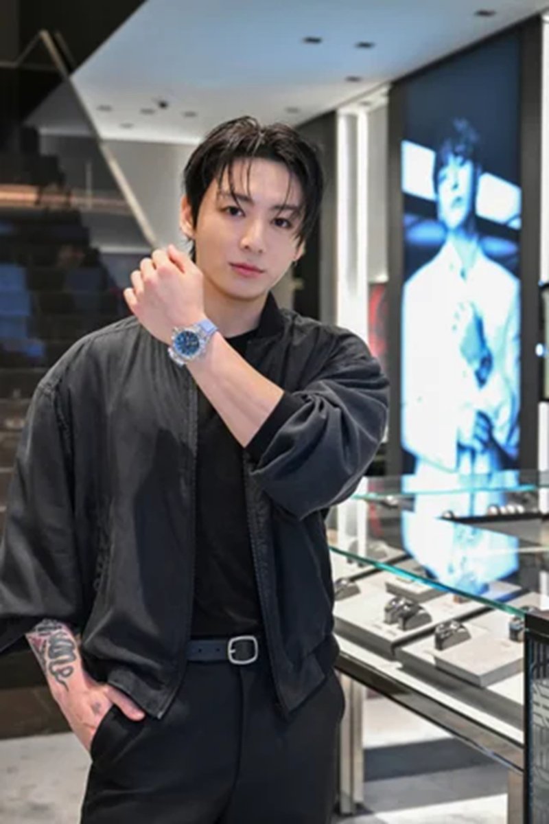 oshiraku's tweet photo. 📍推し楽 ニュース💌

BTS・ジョングク、スカイブルーの腕時計で「ウブロ銀座ブティック」を初訪問

詳細はこちら👉https://t.co/PhfpB6qgdt

#Hublot #JungKook https://t.co/mzWgVJtIel