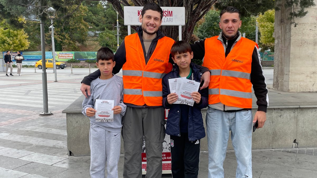 kdgenclik's tweet photo. Köklü Değişim Gençlik Kolları Konya olarak, “Neslimiz Tehlikede: Kurtuluş İslami Eğitimde” kampanyamız kapsamında Konya sokaklarında gençlerimizle buluştuk.    

Gerçekleştirdiğimiz broşür çalışmalarıyla eğitim meselesini yeniden gündeme taşıdık. Gençlerimizin nasıl bir eğitimle yetiştiğinin, yalnızca bugünü değil, toplumun yarınını da şekillendirdiğine dikkat çektik.   Bilginin yanında doğru bir inanç, sağlam bir ahlâk ve güçlü bir şahsiyet kazandırmayan bir eğitim anlayışının, gençliğin ihtiyaçlarına cevap vermekte yetersiz kalacağını ifade ettik.    

Rabbimiz gayretlerimizi bereketli kılsın, çalışmalarımızı neslimizin ıslahına vesile eylesin. Âmin.       

#GeleceğimizİslamiEğitimde 
#ŞahsiyetliNesil