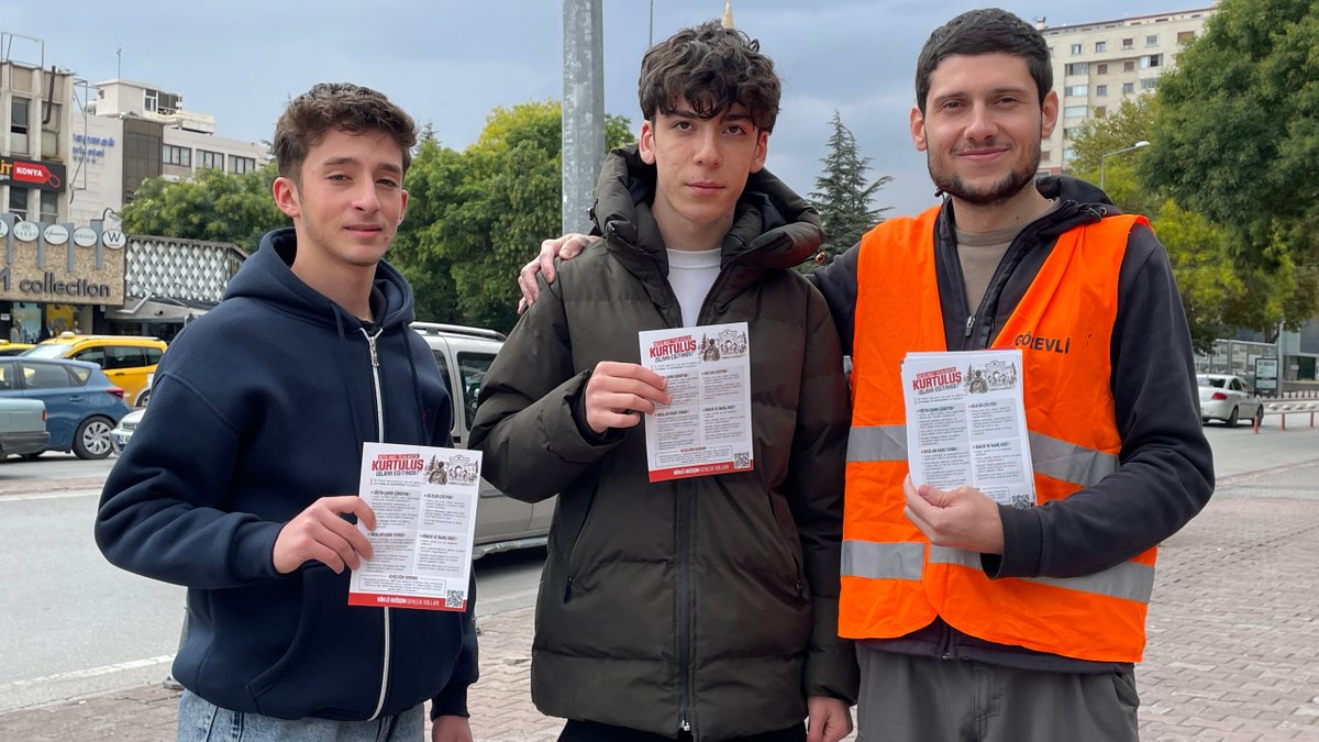 kdgenclik's tweet photo. Köklü Değişim Gençlik Kolları Konya olarak, “Neslimiz Tehlikede: Kurtuluş İslami Eğitimde” kampanyamız kapsamında Konya sokaklarında gençlerimizle buluştuk.    

Gerçekleştirdiğimiz broşür çalışmalarıyla eğitim meselesini yeniden gündeme taşıdık. Gençlerimizin nasıl bir eğitimle yetiştiğinin, yalnızca bugünü değil, toplumun yarınını da şekillendirdiğine dikkat çektik.   Bilginin yanında doğru bir inanç, sağlam bir ahlâk ve güçlü bir şahsiyet kazandırmayan bir eğitim anlayışının, gençliğin ihtiyaçlarına cevap vermekte yetersiz kalacağını ifade ettik.    

Rabbimiz gayretlerimizi bereketli kılsın, çalışmalarımızı neslimizin ıslahına vesile eylesin. Âmin.       

#GeleceğimizİslamiEğitimde 
#ŞahsiyetliNesil