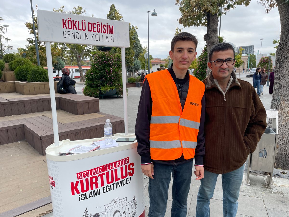 kdgenclik's tweet photo. Köklü Değişim Gençlik Kolları Konya olarak, “Neslimiz Tehlikede: Kurtuluş İslami Eğitimde” kampanyamız kapsamında Konya sokaklarında gençlerimizle buluştuk.    

Gerçekleştirdiğimiz broşür çalışmalarıyla eğitim meselesini yeniden gündeme taşıdık. Gençlerimizin nasıl bir eğitimle yetiştiğinin, yalnızca bugünü değil, toplumun yarınını da şekillendirdiğine dikkat çektik.   Bilginin yanında doğru bir inanç, sağlam bir ahlâk ve güçlü bir şahsiyet kazandırmayan bir eğitim anlayışının, gençliğin ihtiyaçlarına cevap vermekte yetersiz kalacağını ifade ettik.    

Rabbimiz gayretlerimizi bereketli kılsın, çalışmalarımızı neslimizin ıslahına vesile eylesin. Âmin.       

#GeleceğimizİslamiEğitimde 
#ŞahsiyetliNesil