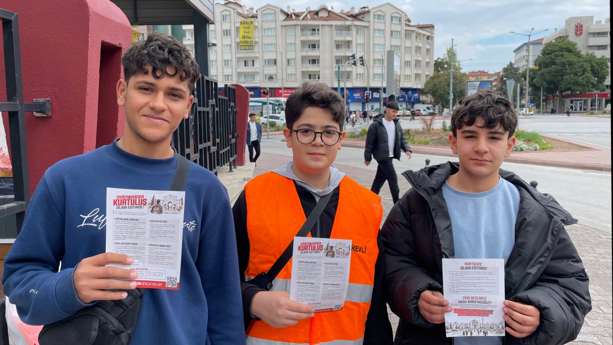 kdgenclik's tweet photo. Köklü Değişim Gençlik Kolları Konya olarak, “Neslimiz Tehlikede: Kurtuluş İslami Eğitimde” kampanyamız kapsamında Konya sokaklarında gençlerimizle buluştuk.    

Gerçekleştirdiğimiz broşür çalışmalarıyla eğitim meselesini yeniden gündeme taşıdık. Gençlerimizin nasıl bir eğitimle yetiştiğinin, yalnızca bugünü değil, toplumun yarınını da şekillendirdiğine dikkat çektik.   Bilginin yanında doğru bir inanç, sağlam bir ahlâk ve güçlü bir şahsiyet kazandırmayan bir eğitim anlayışının, gençliğin ihtiyaçlarına cevap vermekte yetersiz kalacağını ifade ettik.    

Rabbimiz gayretlerimizi bereketli kılsın, çalışmalarımızı neslimizin ıslahına vesile eylesin. Âmin.       

#GeleceğimizİslamiEğitimde 
#ŞahsiyetliNesil