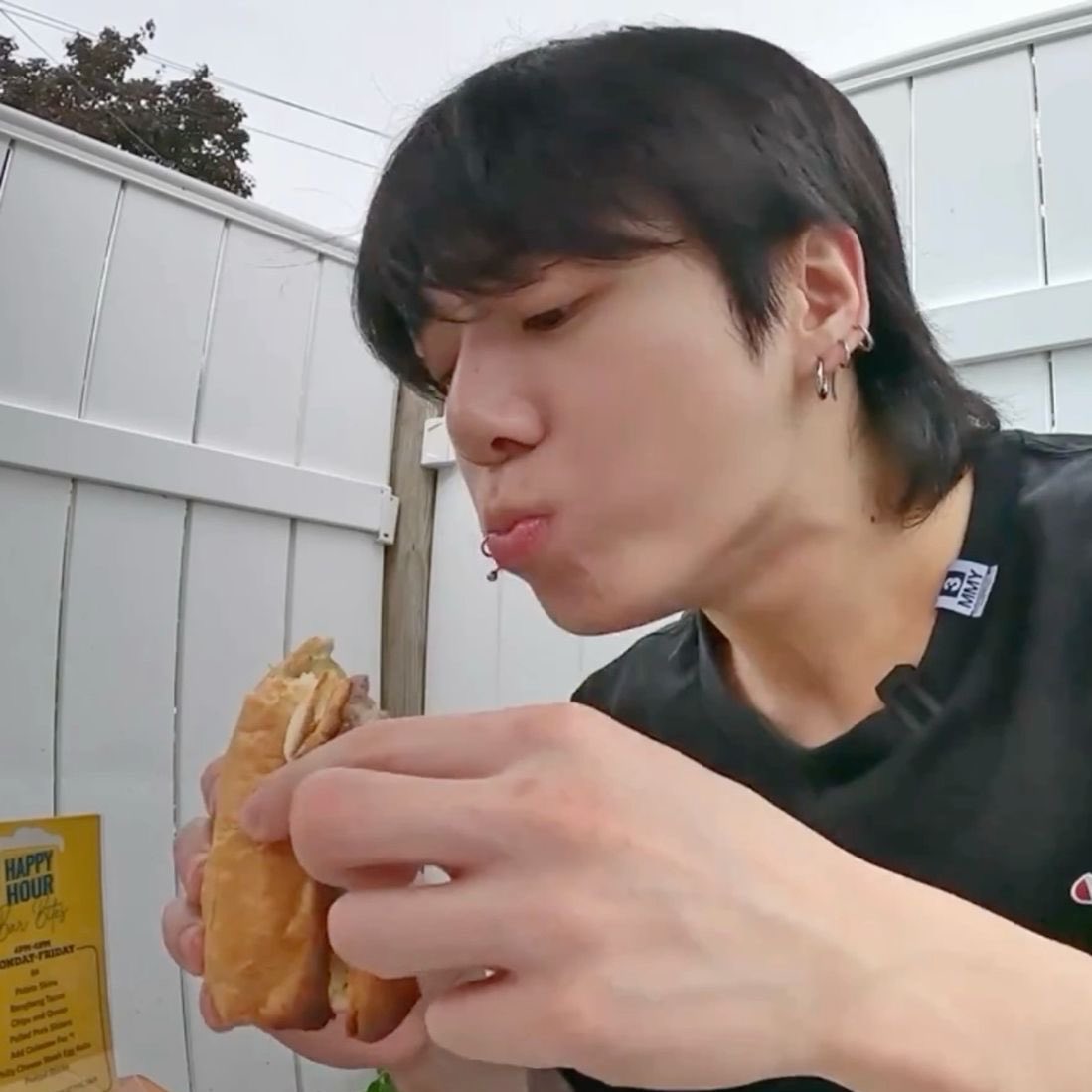 miffyzkoo's tweet photo. i could watch jungkook eat all day 😭😭 https://t.co/67z3V3rH80