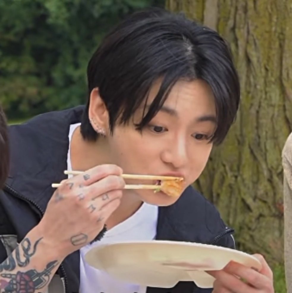 miffyzkoo's tweet photo. i could watch jungkook eat all day 😭😭 https://t.co/67z3V3rH80