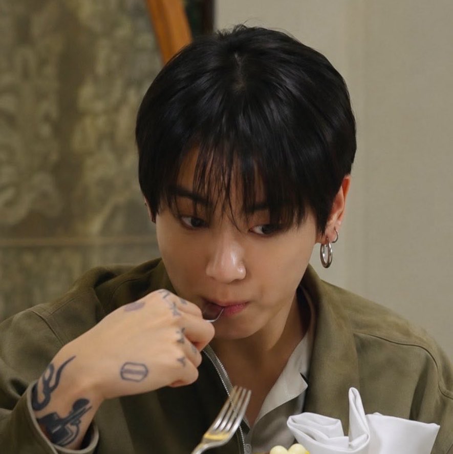 miffyzkoo's tweet photo. i could watch jungkook eat all day 😭😭 https://t.co/67z3V3rH80