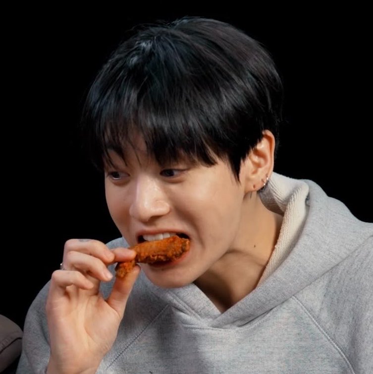 miffyzkoo's tweet photo. i could watch jungkook eat all day 😭😭 https://t.co/67z3V3rH80
