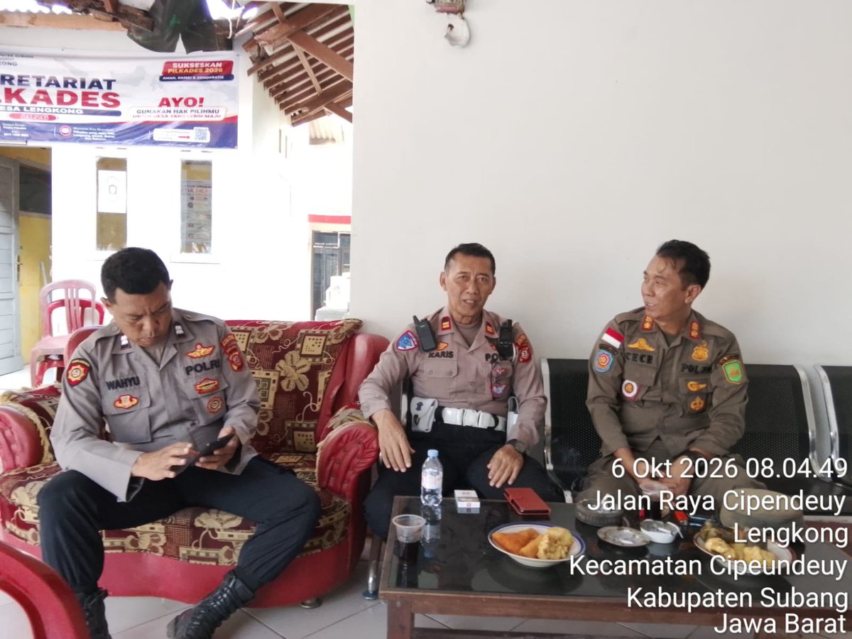 HumassekCpdysbg's tweet photo. Kapolsek Cipeundeuy AKP Udin Awaludin, SH, MH, CPHR, bersama anggota laksanakan Patroli silaturahmi dengan panitia PILKADES Desa Lengkong https://t.co/l9fdXKxyWT