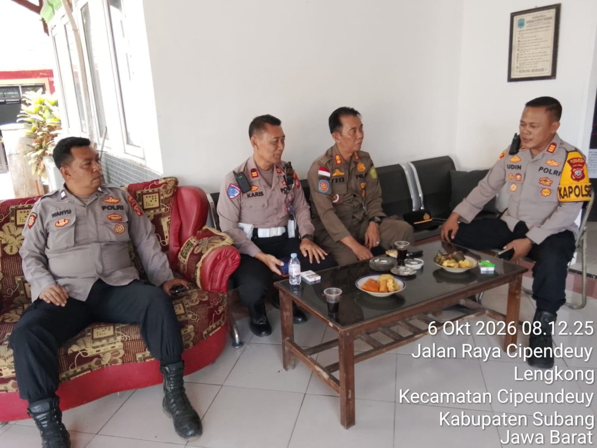 HumassekCpdysbg's tweet photo. Kapolsek Cipeundeuy AKP Udin Awaludin, SH, MH, CPHR, bersama anggota laksanakan Patroli silaturahmi dengan panitia PILKADES Desa Lengkong https://t.co/l9fdXKxyWT