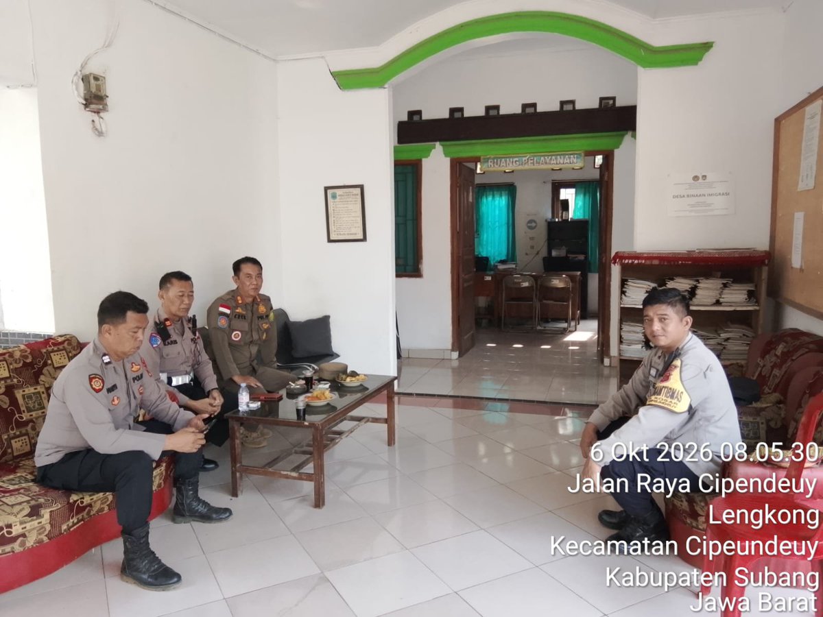 HumassekCpdysbg's tweet photo. Kapolsek Cipeundeuy AKP Udin Awaludin, SH, MH, CPHR, bersama anggota laksanakan Patroli silaturahmi dengan panitia PILKADES Desa Lengkong https://t.co/l9fdXKxyWT