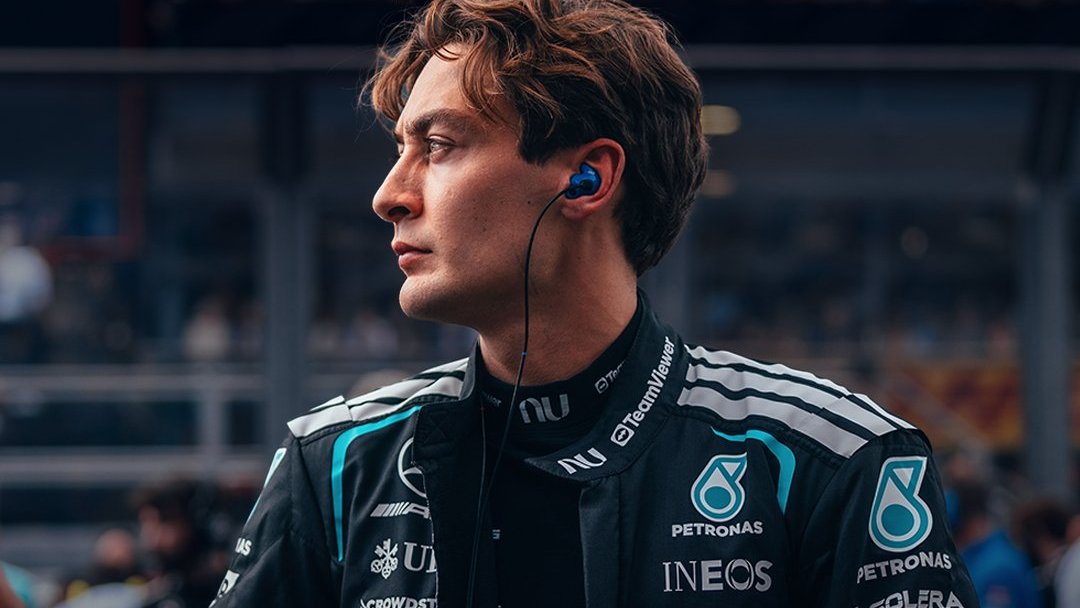 GamalLiranzo's tweet photo. 🚨 Mercedes estudia adelantar su nuevo turbo tras el fallo de Russell: ¿arriesgar con Antonelli líder del Mundial?

Mercedes llega a Singapur con una decisión mucho más complicada de lo que su segundo puesto en Sepang sugiere: la W17 ganó carga aerodinámica, pero el nuevo paquete no se comportó como esperaban los ingenieros.

Según AutoRacer, las mejoras funcionaron en curvas rápidas, pero desplazaron demasiado el balance hacia atrás en las lentas, generando fuerte subviraje. En Malasia, Mercedes tuvo que corregirlo mediante el setup y ahora incluso estudia comparar el paquete nuevo con el anterior durante los libres de Singapur, pese a tratarse de un fin de semana Sprint.

El otro problema está en la Power Unit. George Russell abandonó en Sepang por una avería y prácticamente deberá montar otro motor en Singapur. Mercedes intenta adelantar allí el nuevo turbocompresor desarrollado mediante ADUO, originalmente previsto para Austin, para evitar que Russell tenga que asumir dos penalizaciones separadas.

Kimi Antonelli también está en una situación delicada. El plan inicial era cambiar únicamente el turbo actualizado en Austin sin penalización, aunque Mercedes contempla montar más componentes nuevos y aceptar otra sanción.

Con Antonelli liderando el Mundial, ¿arriesgarías posiciones ahora para asegurar fiabilidad en las últimas carreras?

@MercedesAMGF1