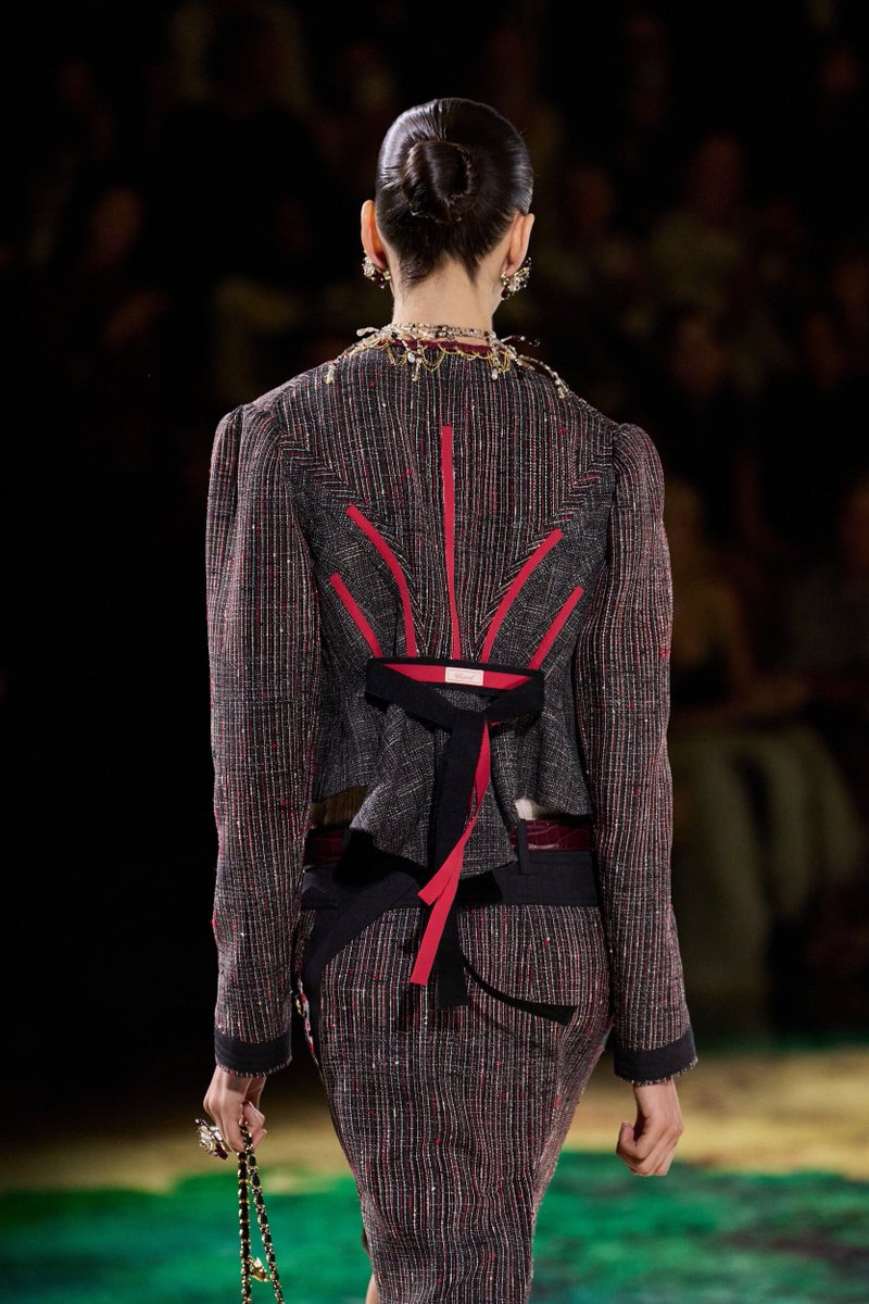 dearvotion's tweet photo. One of the defining qualities about Blazy’s work is his penchant for craft signaling. I adore this inside-out situation mimicking the underlying anatomy of tailored outerwear. Surely such approach to deconstruction isn’t isolated, I just wouldn’t expect it at a house like Chanel https://t.co/3EjB0zF3Yg