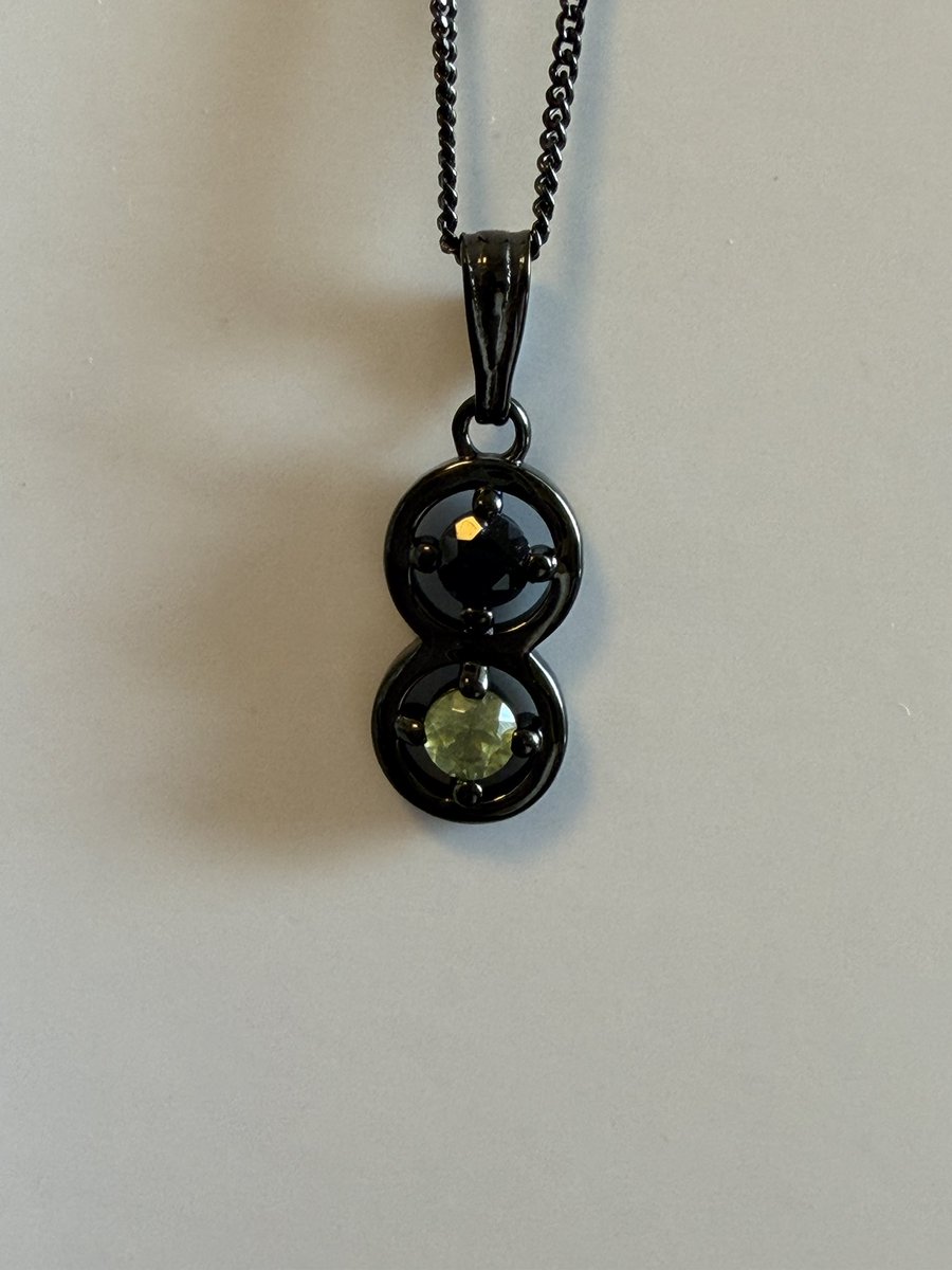 AXBJewelry's tweet photo. 踏み込む側と、受け流すふりをする側。

上は黒（ブラックサファイア）
下は若葉（ペリドット）

冷たい手ほど、離すときにだけ迷う。

「永遠の恋」ネックレス
SV925（ブラックメッキ）／40cm

#ハンドメイド #推しカプ #推し色 #AXB https://t.co/ha5QnstOxH