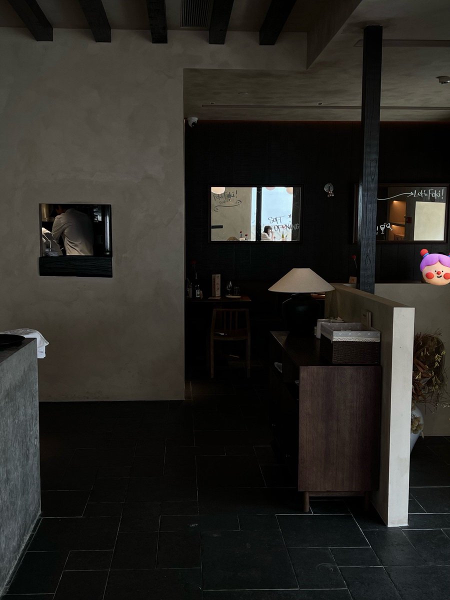 HofzaC's tweet photo. Sipping wine at a bistro, I watched a waiter carry a tray full of dishes—crisp, tasty bites perfect for a casual dinner. https://t.co/A5KpAS3OWO