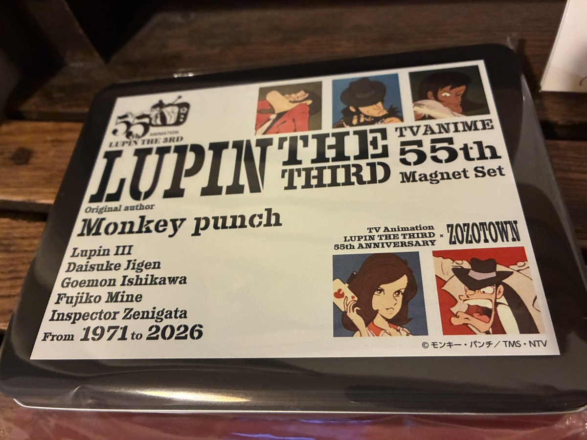 MonLupinTrois's tweet photo. 一応55周年記念ですよね。と言うことは旧ル。とすると表情集のポスカは1、2、3あたりで欲しかった。クリアファイルの書き下ろしセピアの方が良いですこっちもっと推して。でクリアファイルもなんで6！😡パイロットのはルパンの名前出るところはアゴなのもいいんですが、缶のトップは顎じゃない方が https://t.co/PTXCIRmVji