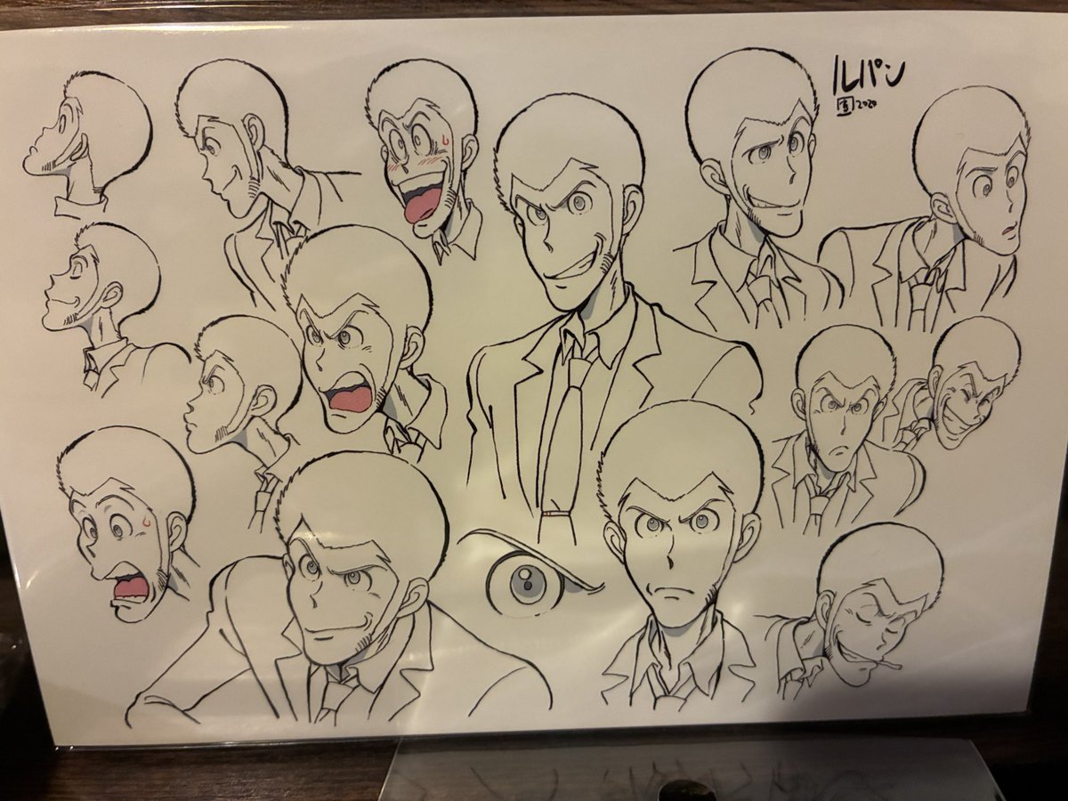 MonLupinTrois's tweet photo. 一応55周年記念ですよね。と言うことは旧ル。とすると表情集のポスカは1、2、3あたりで欲しかった。クリアファイルの書き下ろしセピアの方が良いですこっちもっと推して。でクリアファイルもなんで6！😡パイロットのはルパンの名前出るところはアゴなのもいいんですが、缶のトップは顎じゃない方が https://t.co/PTXCIRmVji