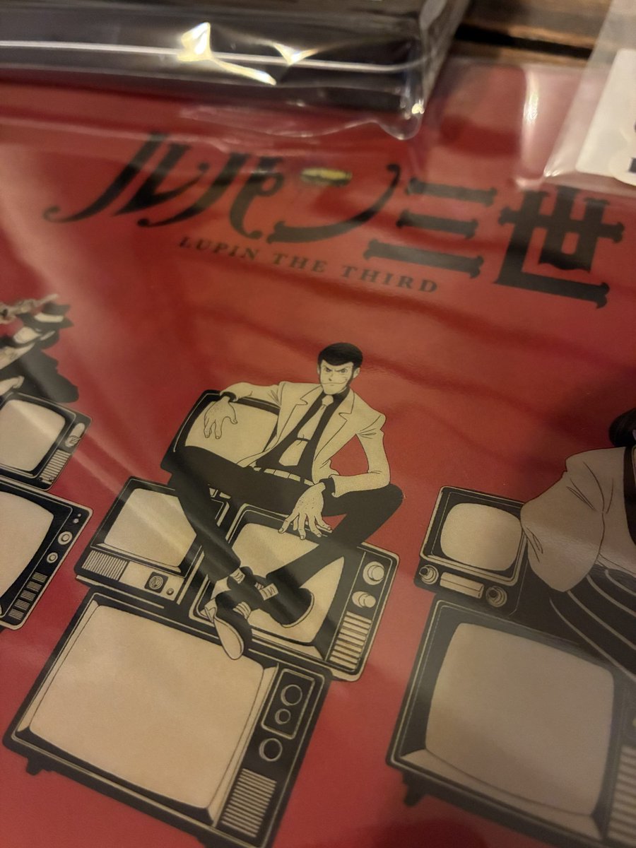 MonLupinTrois's tweet photo. 一応55周年記念ですよね。と言うことは旧ル。とすると表情集のポスカは1、2、3あたりで欲しかった。クリアファイルの書き下ろしセピアの方が良いですこっちもっと推して。でクリアファイルもなんで6！😡パイロットのはルパンの名前出るところはアゴなのもいいんですが、缶のトップは顎じゃない方が https://t.co/PTXCIRmVji