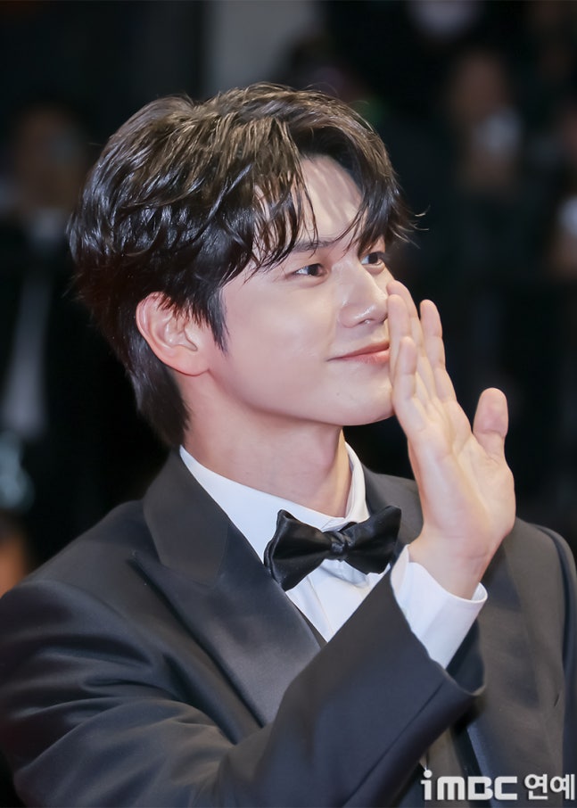 ongepics's tweet photo. ACTOR ONG SEONGWU AT THE 31ST BIFF https://t.co/Xtw9If2KWd