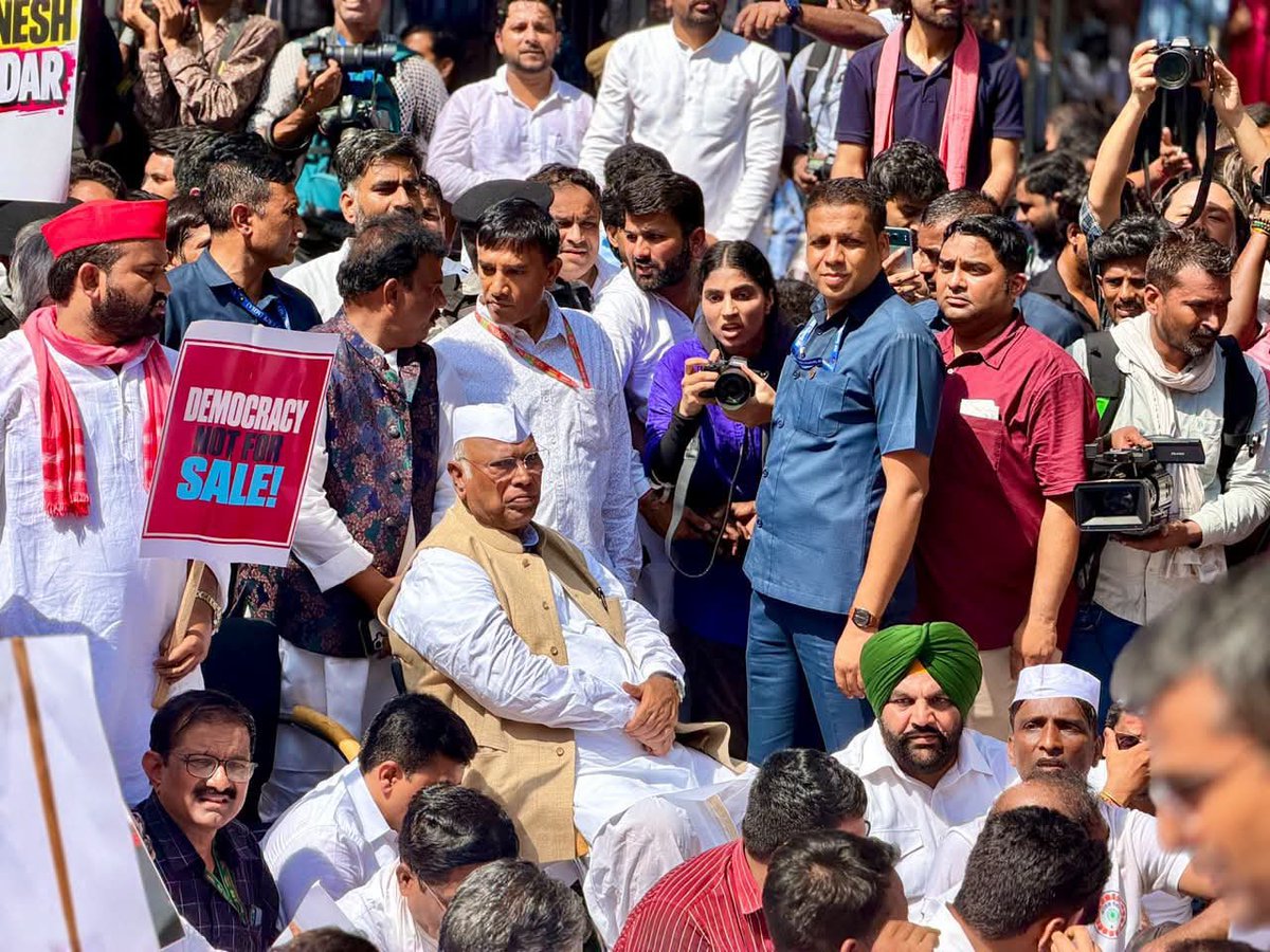 _YogendraYadav's tweet photo. जब संसद और सड़क का फ़ासला मिट जाये 
तब लोकतंत्र का पलड़ा लोक की ओर झुक जाता है 

INDIA के साथ सारा इंडिया !
अब मुख्य चुनाव “अभियुक्त” की छुट्टी तय https://t.co/gs6D0Ke2Xw