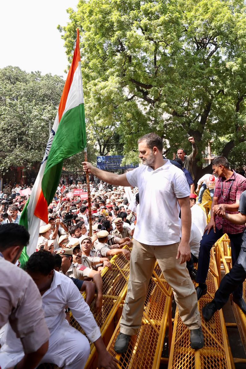 _YogendraYadav's tweet photo. जब संसद और सड़क का फ़ासला मिट जाये 
तब लोकतंत्र का पलड़ा लोक की ओर झुक जाता है 

INDIA के साथ सारा इंडिया !
अब मुख्य चुनाव “अभियुक्त” की छुट्टी तय https://t.co/gs6D0Ke2Xw