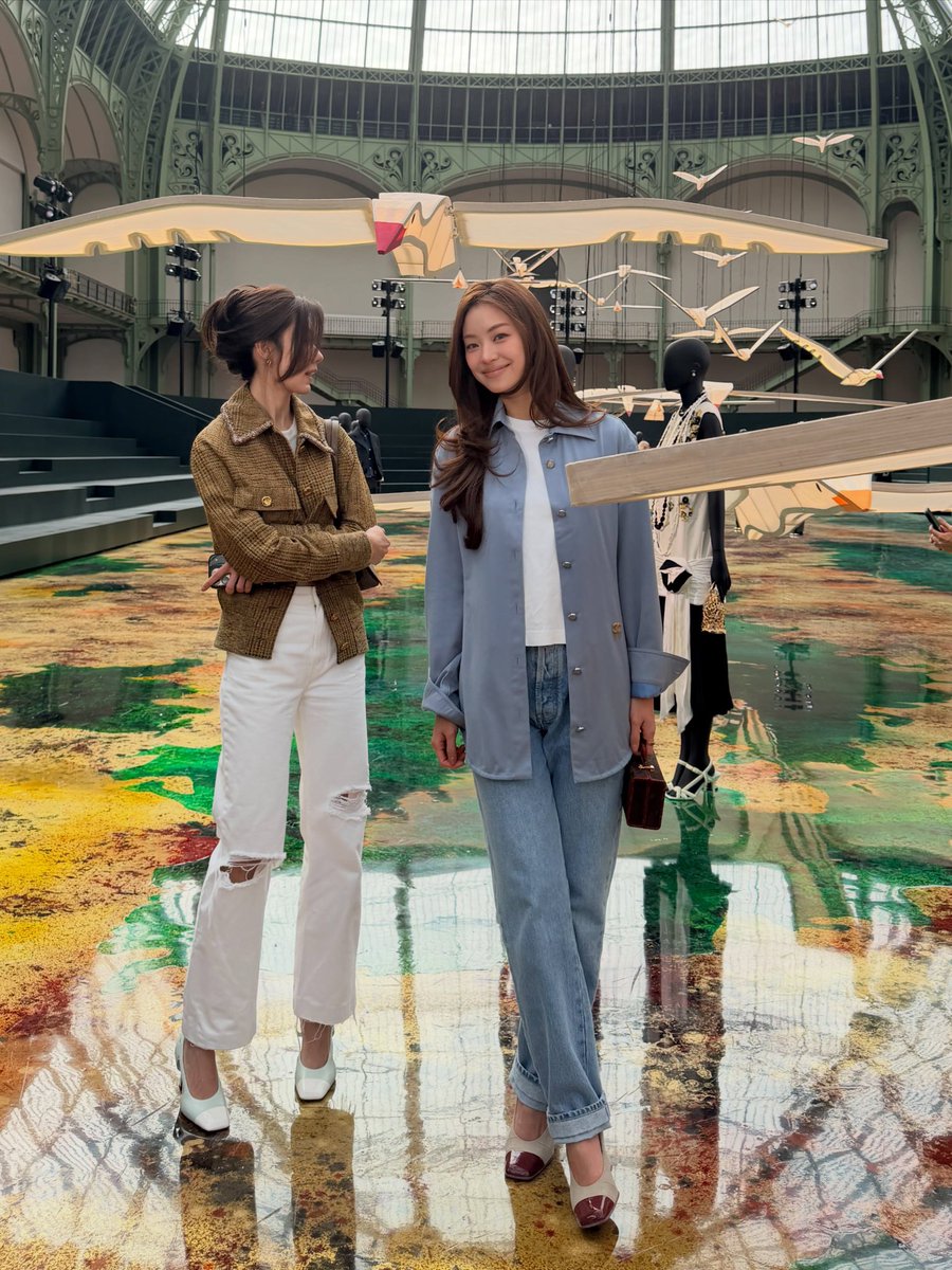 LenaMiu25_phofc's tweet photo. P'Booky Instagram update 06/10/2569 (2026) with LenaMiu
A moment in Chanel🖤

https://t.co/V8VWVIcce9

#CHANELSS27xLenaMiu 
#LalinaLena #MiuNatsha 
#CHANELSpringSummer @CHANEL https://t.co/uHDO0yy8Et