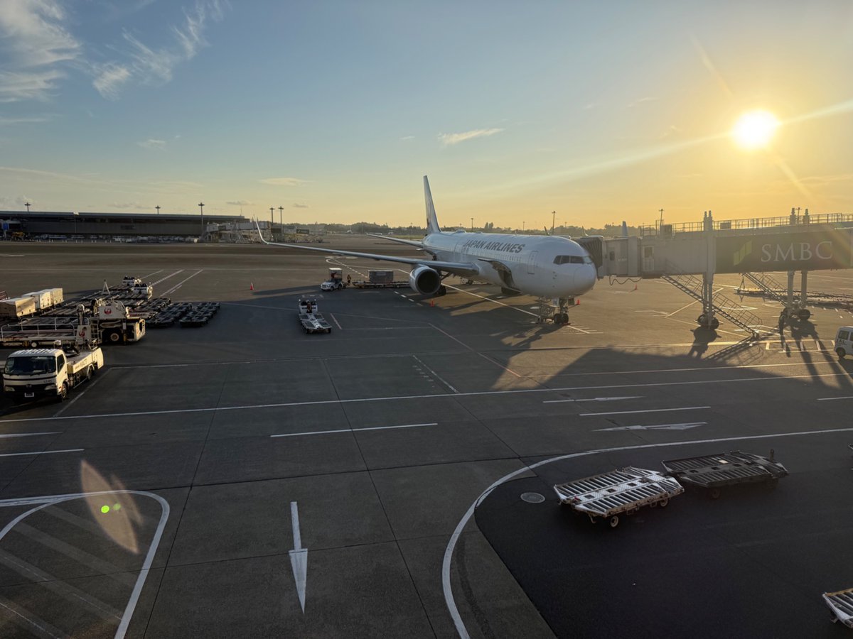 numacho's tweet photo. ベトナム、あのカオスな東南アジアの雰囲気、また元気をもらいたくなったらふらっと行ってみよう✈️

2003年鋳造の2000ドン貨幣、誰からもらったか忘れたが、現地で使えるかなと持って行ったのですが、貨幣を見ることなく、最小の1000ドン（6円）さえ紙幣とは。次に訪ねるときはデノミで0が3つ取れた紙幣になってるかもしれないね＼(^o^)／

最後に…歴史を振り返れば、第二次世界大戦時、フランスがドイツに降伏した後に、日本は1940年（北部）と1941年（南部）に分けて、フランス領インドシナに進駐したものの、本邦があの地域を本当に「統治」できていたのかなぁって思いました。いや、彼らのバイクの運転を見ていて、この無秩序を抑え込めるノウハウがあったのかなぁって単純に感じただけでして。

本邦が資源を獲得（収奪）できたとしても、英仏のように彼我を隔てた、蓄積された帝国主義で統治するには遥かに及ばず、かなりなんちゃっての帝国主義だったのかもしれないな…と考えたりしました。
https://t.co/SDhqT2TVKi