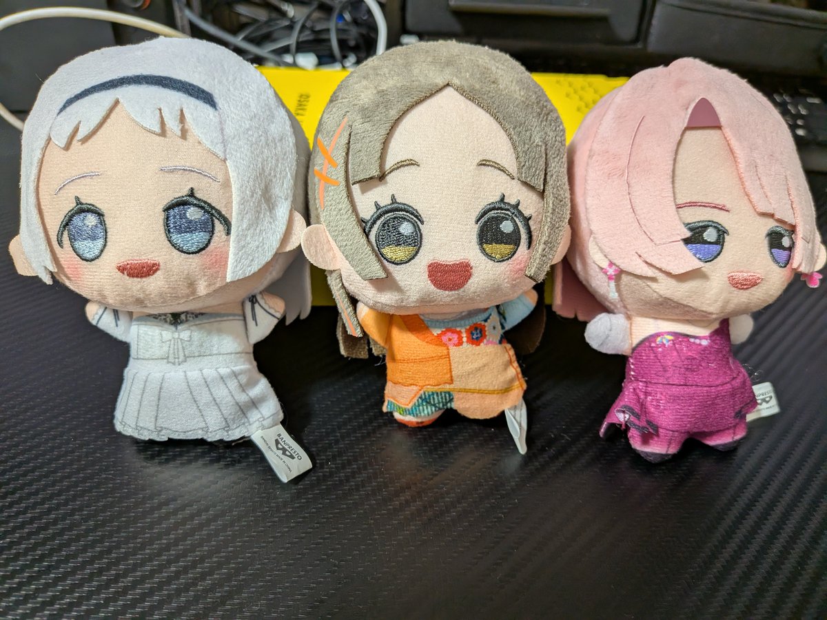 eirloop's tweet photo. 今日からのリーリヤ、千奈、麻央のちびぐるみ無事お出迎え。
アームに引っ掛かった状態でゲット判定貰えたから、勢い追い課金で全員取ってきちゃった。（これ全員お出迎えすべきか🤔） https://t.co/ntFUAQz5ue